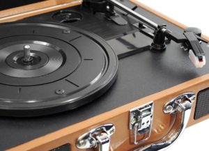 PYLE PVTT2UOR Retro Belt-Drive Turntable angle